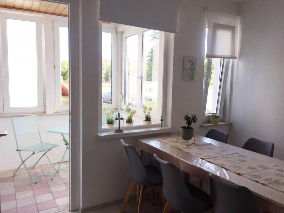 22B Grosse Wohnung Mit Balkon, Smarttv Und Wlan Korb Bagian luar foto