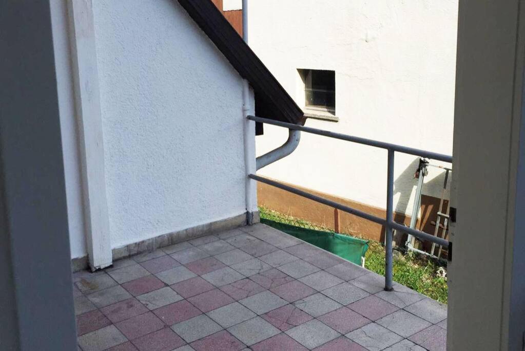22B Grosse Wohnung Mit Balkon, Smarttv Und Wlan Korb Bagian luar foto